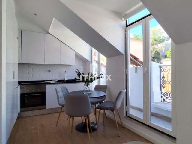 Apartamento T2 Remodelado com Vista Rio junto a Santa Apolónia