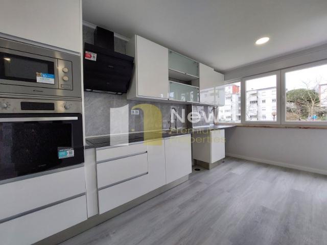 Apartamento T2 Remodelado com Arrecadação em Oeiras