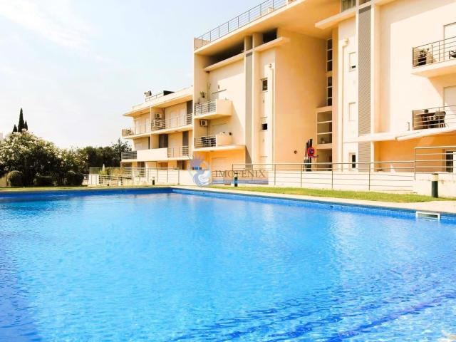 Apartamento T2 remodelado com garagem e piscina localizado e. 126m² Albufeira Olhos de Água