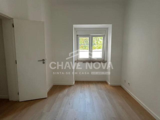 Apartamento T2 remodelado com logradouro na Penha de França