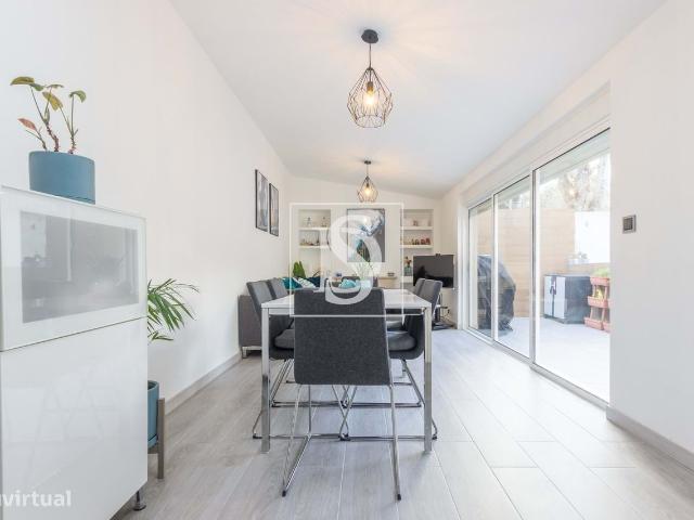 Apartamento T2 remodelado com Quintal no Centro no Barreiro