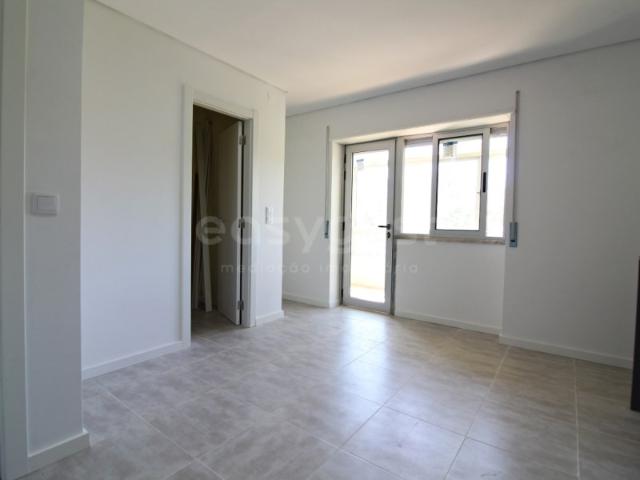 Apartamento T2 Remodelado, Elevador e Varanda próximo à Baía do Seixal