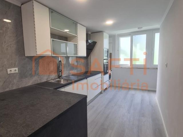 Apartamento T2 remodelado em Benfica