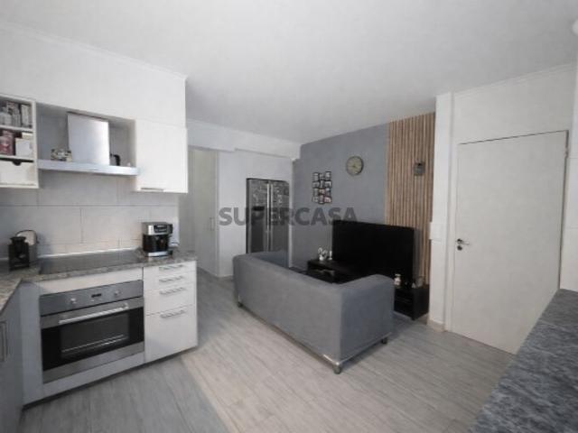 Apartamento T2 remodelado em Carregado