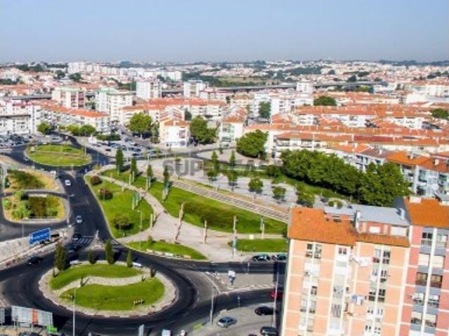 Apartamento T2 remodelado em Corroios
