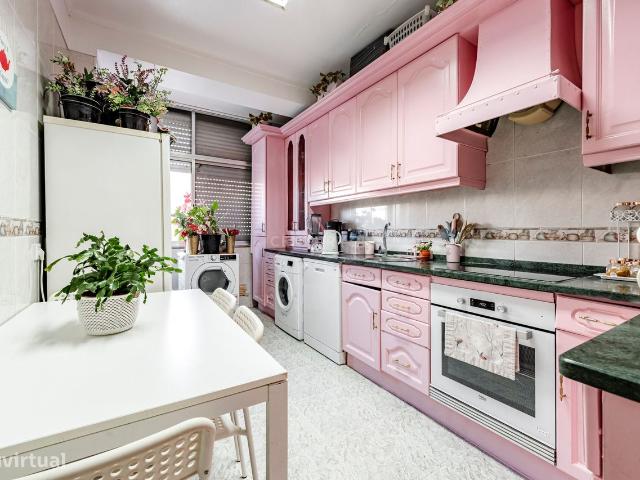 Apartamento T2 remodelado junto a Tribunal do Barreiro