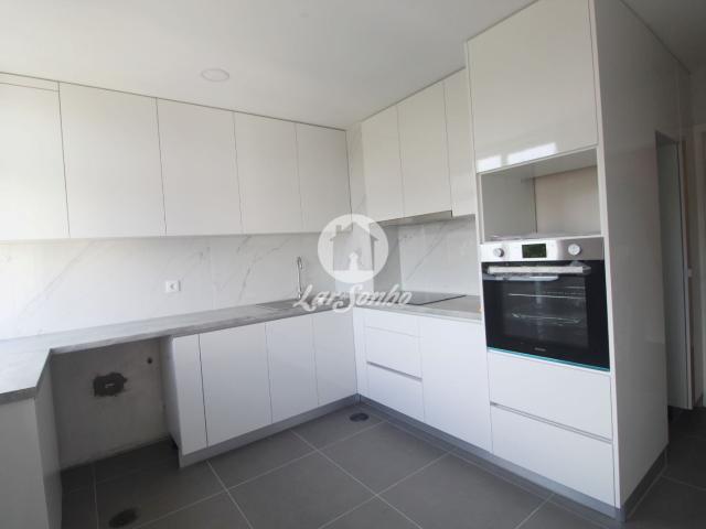 Apartamento T2, remodelado, localizado na prestigiada Urbanização Nortecoope, Maia