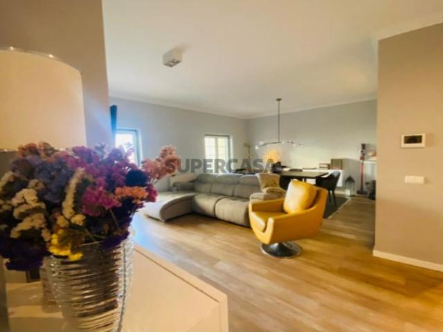 APARTAMENTO T2 REMODELADO QUINTA BELOURA COM TERRAÇO E PISCINA