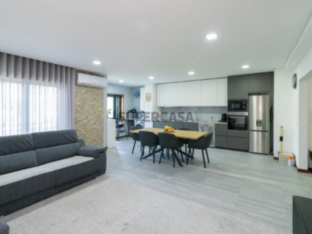 Apartamento T2 renovado, vendido totalmente mobilado e equipado em Arrifana, Santa Maria da Feira