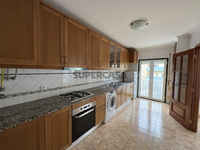 Apartamento T2 renovado com área útil de 62m² em Eiras, Coimbra. Ideal para investimento ou habitação própria