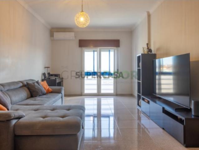 Apartamento T2 com box e arrecadação