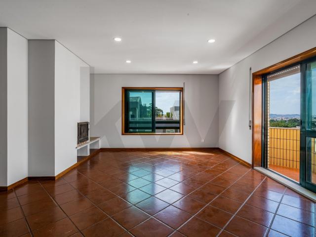 Apartamento T2 Renovado, com garagem e varandas em Baguim do Monte Gondomar