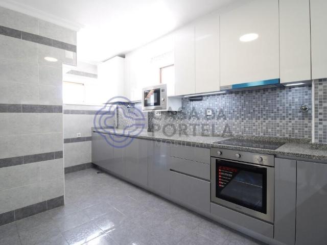 Apartamento T2 Renovado com Elevador e Varandas – Rio Tinto Zona de Excelência
