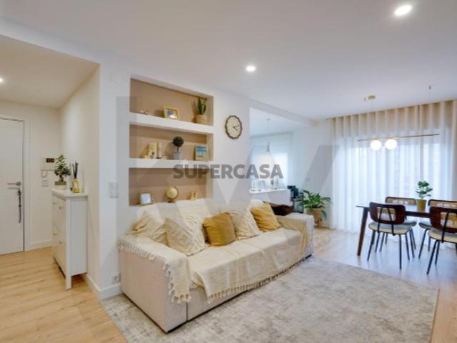 Apartamento T2 Renovado com Parqueamento e Arrecadação