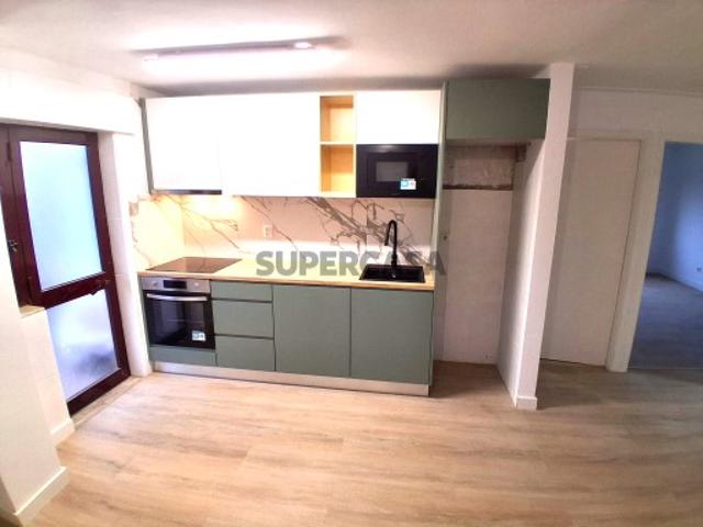 Apartamento T2 Renovado com Varanda e Elevador em Rio Tinto