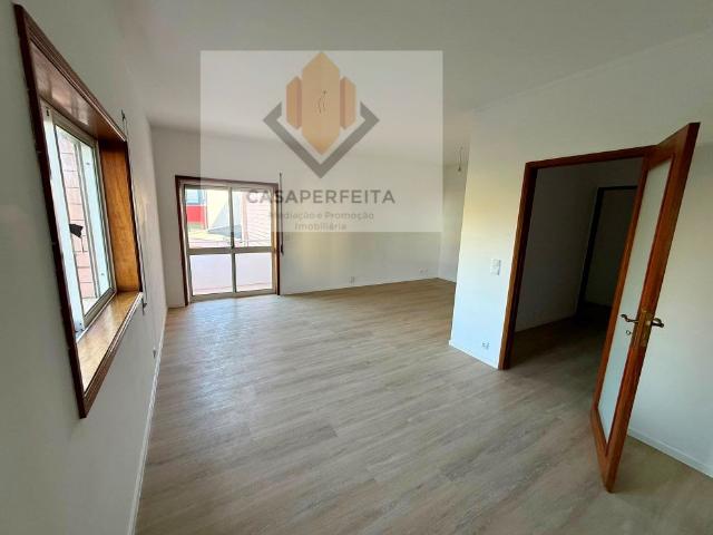 Apartamento T2 Renovado com Varanda e Lugar de Garagem Bag. 89m² Baguim Do Monte Rio Tinto