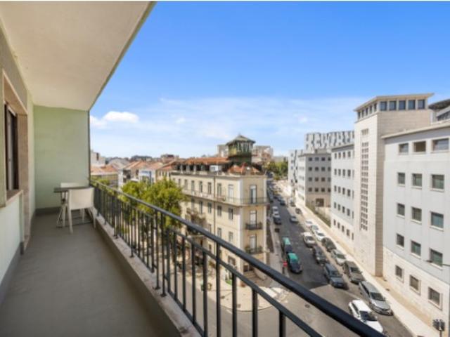 Apartamento T2 renovado com varanda em Arroios