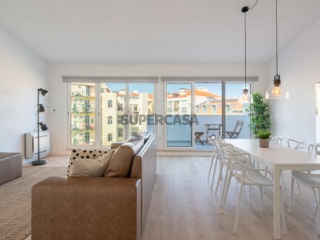 Apartamento T2 renovado com varanda junto ao Campo Santana