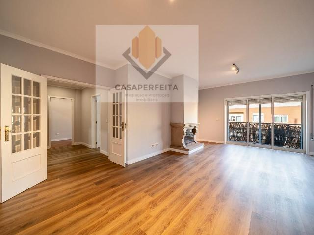 Apartamento T2 Renovado com Varanda, Lugares de Garagem e Ar. 91m² Cedofeita, Santo Ildefonso, Sé, Miragaia, São Nicolau e Vitória