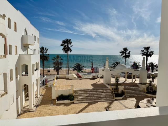 Apartamento T2 renovado com vista mar e garagem a 50m da praia Quarteira