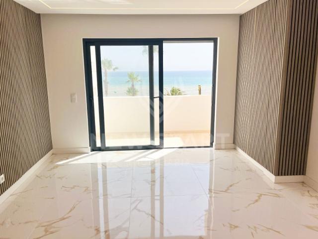 Apartamento T2 renovado com vista mar e garagem em Quarteira