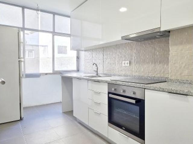 Apartamento T2 renovado e muito luminoso em São Vicente, junto à Graça e Santa Engrácia