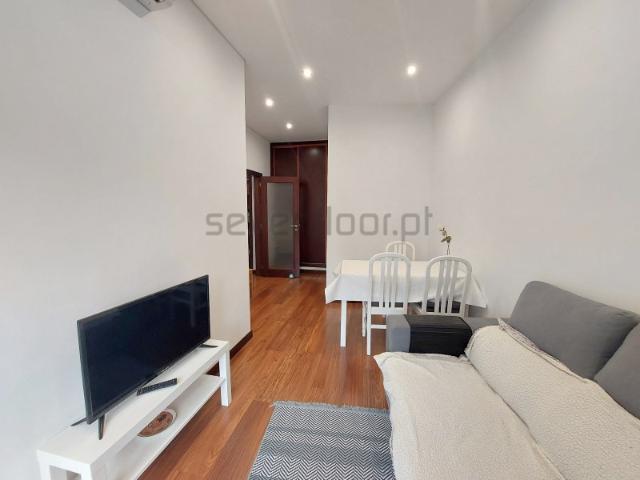 Apartamento T2, renovado e mobilado, com garagem, Praça das Flores Porto