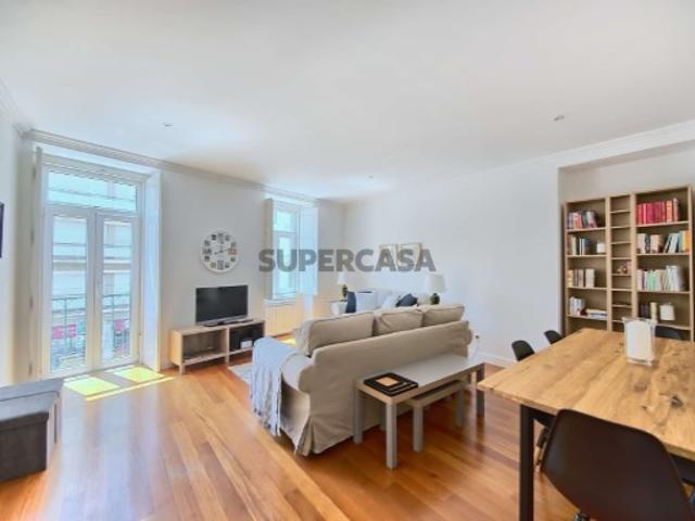 Apartamento T2 renovado e mobilado em Campolide