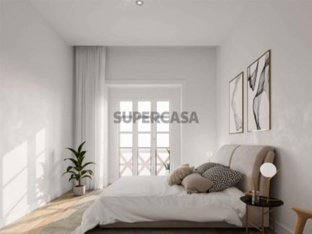 Apartamento T2 renovado e com terraço em Arroios, Lisboa