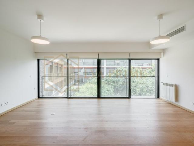 Apartamento T2 renovado em 2024 com 117m2 de área bruta de construção com dois lugares de estacionamento e arrecadação no condomínio Alcântara Rio, Lisboa