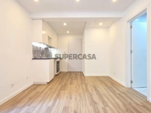Apartamento T2 totalmente remodelado, situado em rés do chão alto, na Buraca, Amadora