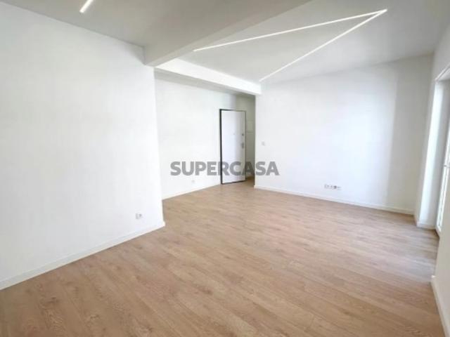 Apartamento T2 Renovado em Almada
