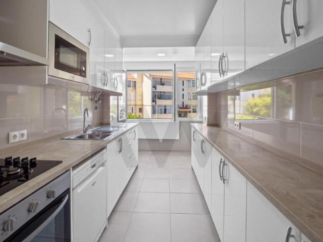 Apartamento T2 Renovado em Carcavelos Zona sossegada, a 8 min da Praia