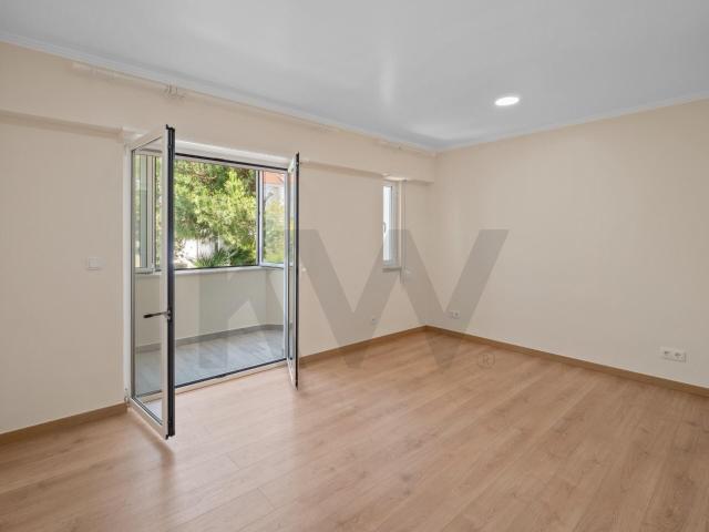 Apartamento T2 Renovado em Carcavelos Zona sossegada, a 8 min da Praia
