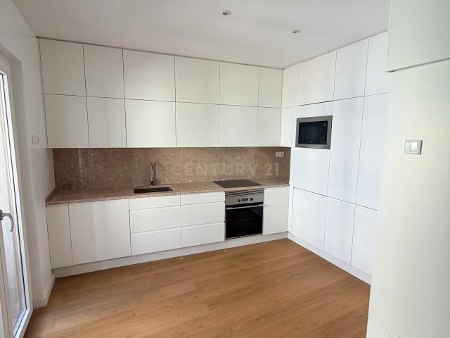 Apartamento T2 renovado em Lisboa com varanda
