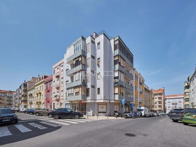 Apartamento T2 renovado em prédio de placa Campo de Ourique Lisboa