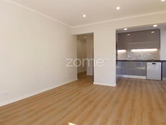 Apartamento T2 renovado entre Parede e Carcavelos, perto da praia
