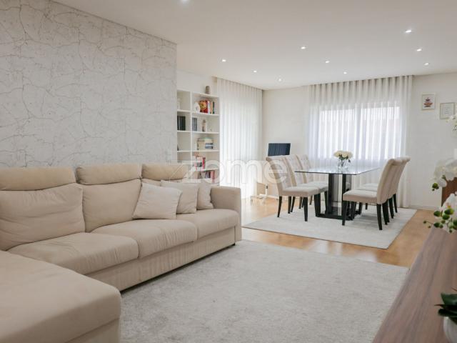 Apartamento T2 renovado localizado no centro da Póvoa de Varzim