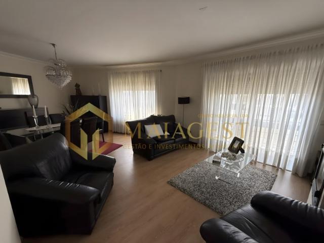 Apartamento T2 Renovado na Madalena com Garagem e Arrumos
