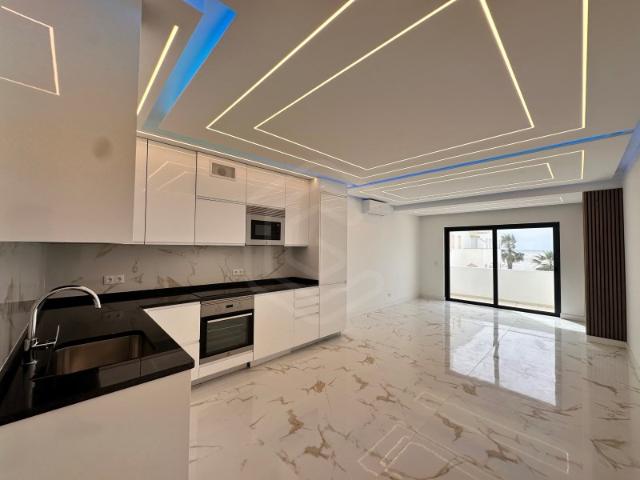 Apartamento T2 renovado, na primeira linha da praia em Quarteira, Algarve