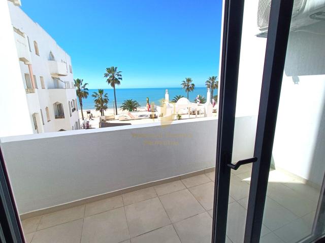 Apartamento T2 Renovado na Primeira Linha de Mar Quarteira