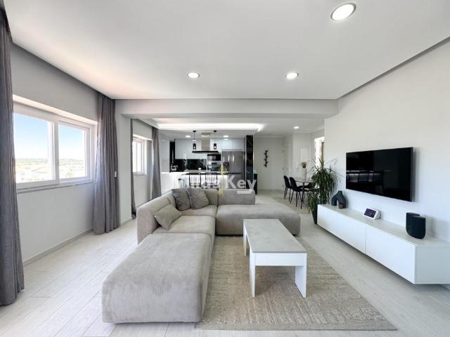 Apartamento T2 Renovado no Último Piso com Acabamentos de Lu. 107m² Lagos Santa Maria