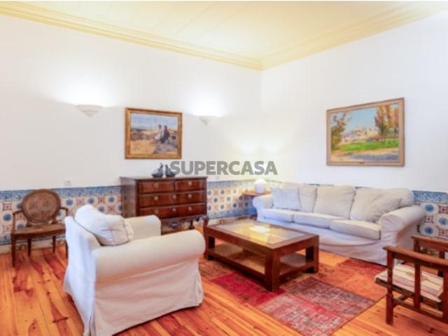 Apartamento T2 renovado num edifício histórico e de charme na Estrela