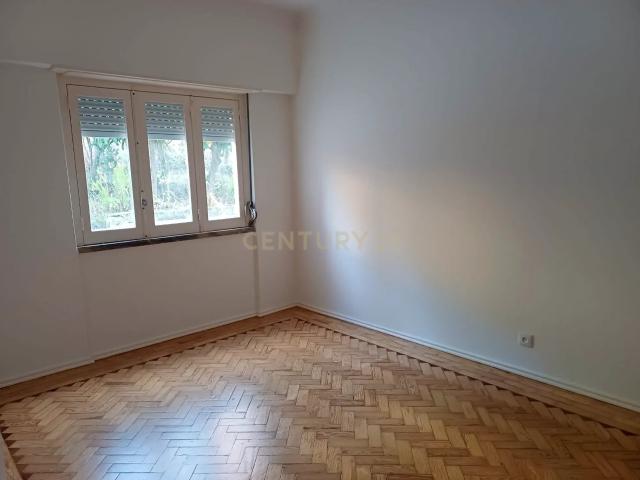 Apartamento T2, recentemente renovado, no Lumiar Lisboa