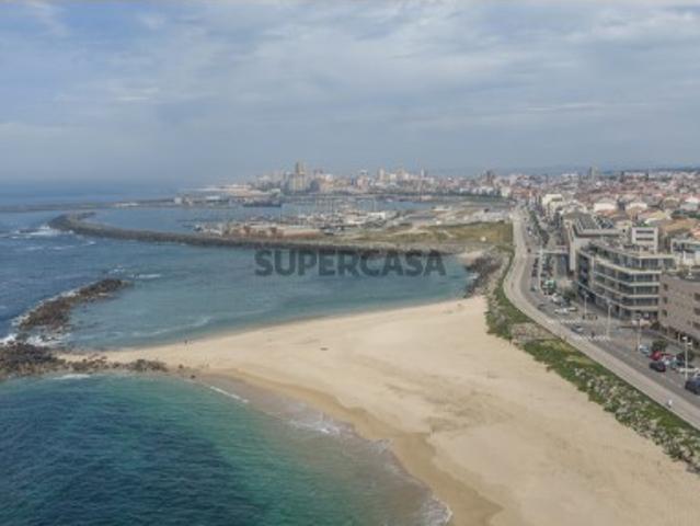Apartamento T2 Rés do Chão Elevado totalmente renovado com terraço e lugar de garagem Praia das Caxinas, Vila do Conde