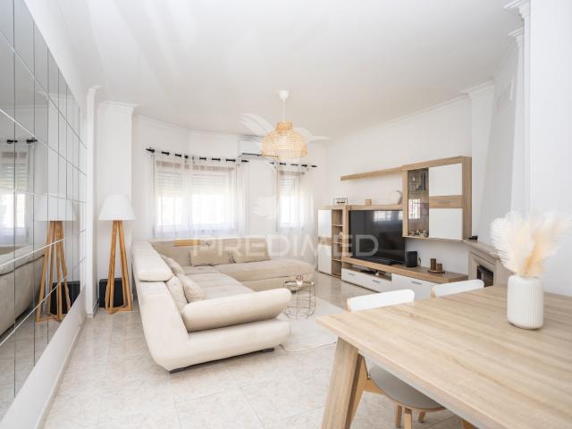 Apartamento T2 || Santa Marta do Pinhal, Corroios