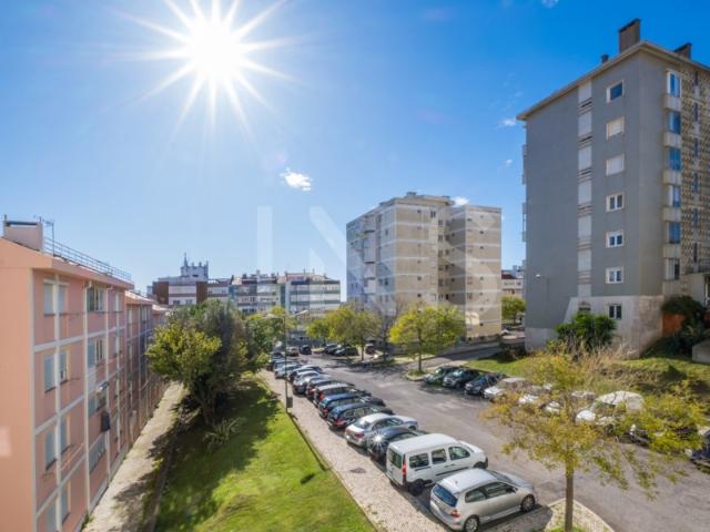 Apartamento T2 sem móveis para arrendamento no Restelo, Belém