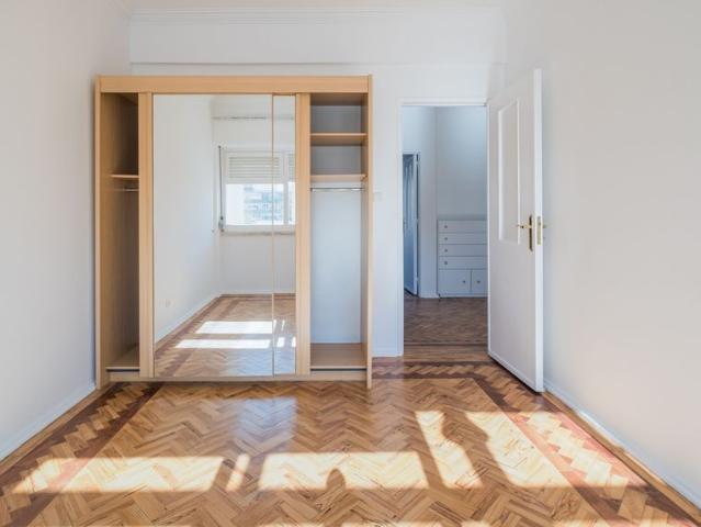 Apartamento T2 sem móveis para arrendamento no Restelo, Belém