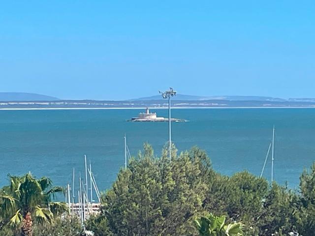 Apartamento T2 sem móveis para arrendar em primeira linha do Mar em Oeiras