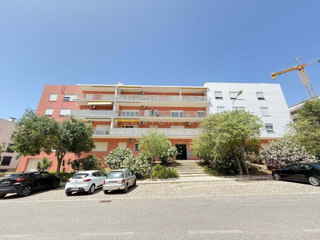 Apartamento T2 Semi Novo com Garagem em Armação de Pêra – Conforto, Modernidade e Excelente Localização